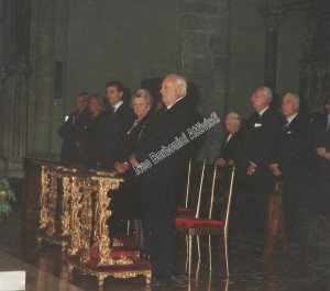 la famiglia reale: visibiili Carlo con mamma Chantal e papà Ferdinando, dietro i principi anziani